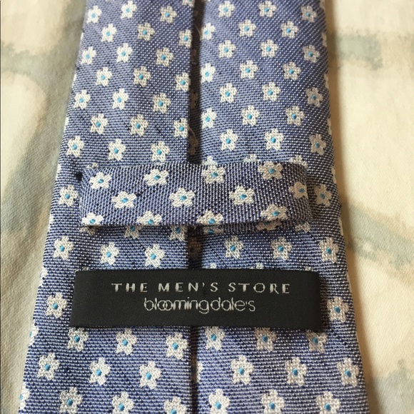 Beautiful Bloomingdales silk/linen tie - Picture 3 of 6